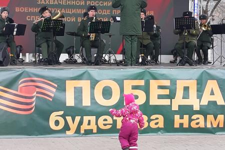 Круг замкнулся. Вновь к подножью памятника Ленину, теперь в Черкесске, брошены фашистские знамена и трофейная техника нацистов