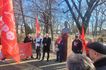 Активисты краснодарского краевого и Адыгейского республиканского отделений КПРФ провели акцию в честь Дня рождения И.В. Сталина