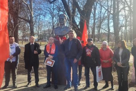 Активисты краснодарского краевого и Адыгейского республиканского отделений КПРФ провели акцию в честь Дня рождения И.В. Сталина