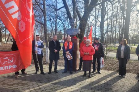 Активисты краснодарского краевого и Адыгейского республиканского отделений КПРФ провели акцию в честь Дня рождения И.В. Сталина