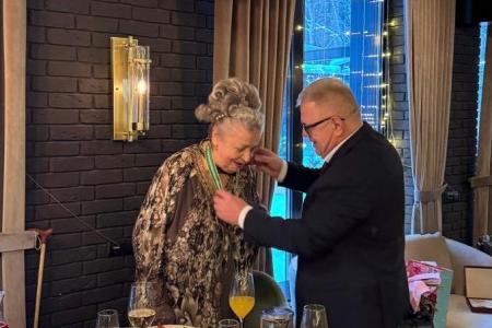 Московская область. Депутат КПРФ Александр Наумов поздравил с 90-летием Валентину Хрусталеву
