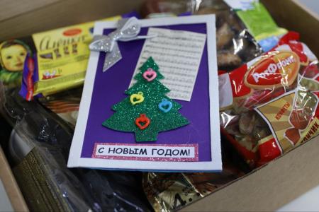 Руководитель фракции КПРФ Волгоградской облдумы Тамара Головачева приняла участие в сборе новогодних подарков для участников СВО
