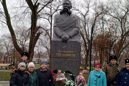 Республика Калмыкия. Городовиковские коммунисты провели в День героев Отечества торжественную линейку