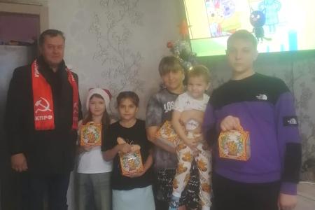 Воронеж. Коммунисты поздравили многодетные семьи с Новым годом при поддержке депутата Госдумы Сергея Гаврилова