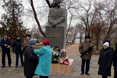 Республика Калмыкия. Городовиковские коммунисты провели в День героев Отечества торжественную линейку