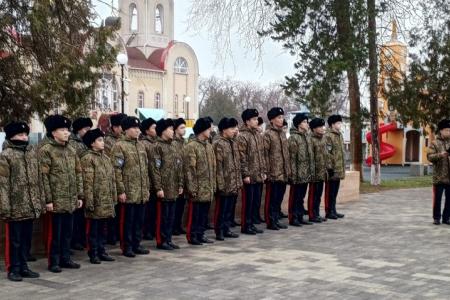 Республика Калмыкия. Городовиковские коммунисты провели в День героев Отечества торжественную линейку