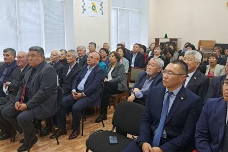 Вице-спикер парламента Калмыкии – первый секретарь КРО КПРФ Николай Нуров поздравил коллектив агрохимической службы с юбилеем
