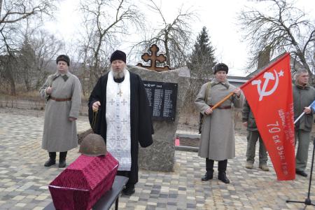 Воронежская область. В Каменно-Верховке торжественно захоронили  Неизвестного солдата, погибшего в Великую Отечественную войну