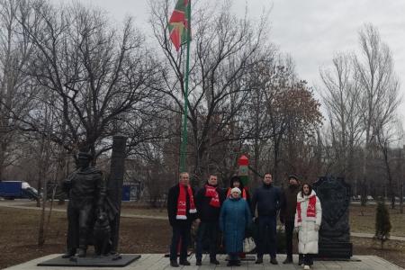 Самарская область. Члены Автозаводского райкома КПРФ в Тольятти возложили цветы к мемориалам героев нашей страны