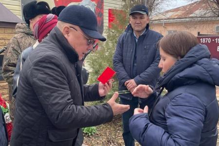 Республика Калмыкия. В Городовиковске установлена мемориальная доска памяти погибшего в СВО  коммуниста Ивана Левченко