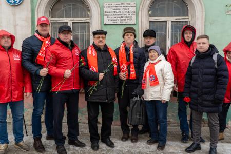Курские коммунисты отметили 118-летие Леонида Ильича Брежнева