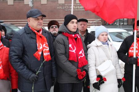 Коммунисты Удмуртии отметили 102-ю годовщину со дня создания СССР, возложив цветы к памятнику В.И. Ленина