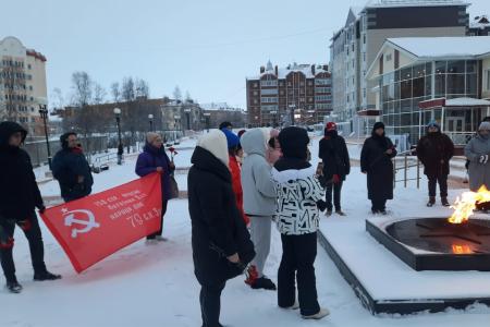 В День Неизвестного солдата Ямальские коммунисты возложили цветы к мемориалам «Вечный огонь»
