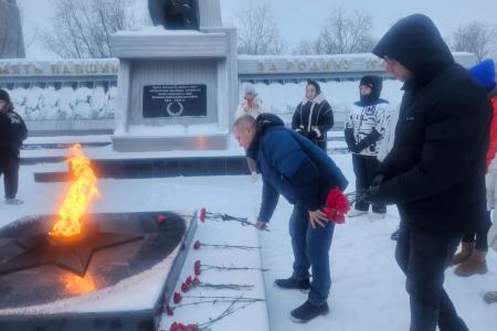 В День Неизвестного солдата Ямальские коммунисты возложили цветы к мемориалам «Вечный огонь»