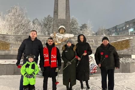 В День Неизвестного солдата Ямальские коммунисты возложили цветы к мемориалам «Вечный огонь»