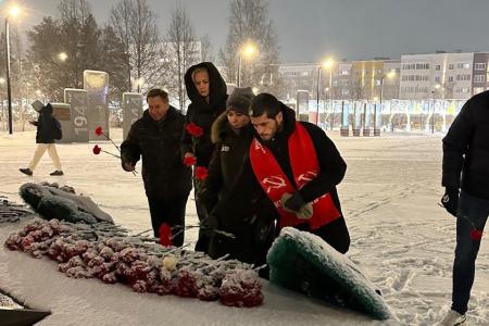 В День Неизвестного солдата Ямальские коммунисты возложили цветы к мемориалам «Вечный огонь»