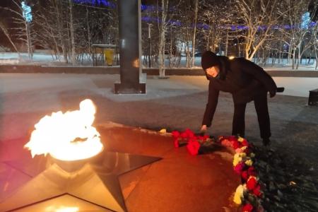 В День Неизвестного солдата Ямальские коммунисты возложили цветы к мемориалам «Вечный огонь»