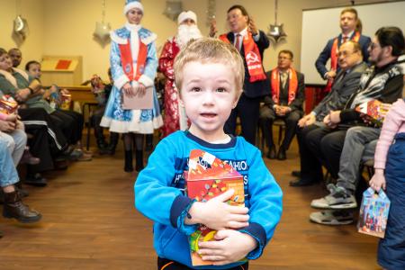 Н.Н. Иванов поздравил многодетные семьи участников СВО с Новым годом и вручил сладкие подарки