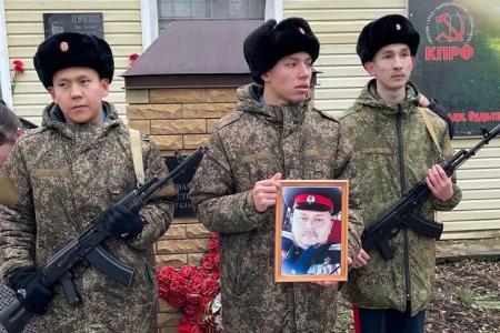 Республика Калмыкия. В Городовиковске установлена мемориальная доска памяти погибшего в СВО  коммуниста Ивана Левченко