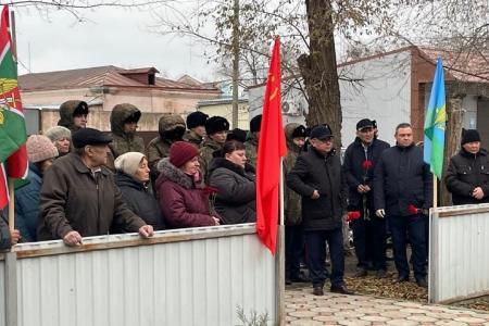 Республика Калмыкия. В Городовиковске установлена мемориальная доска памяти погибшего в СВО  коммуниста Ивана Левченко