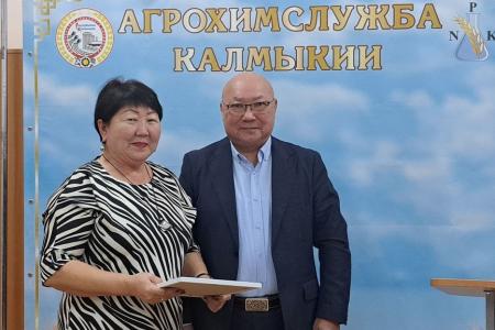 Вице-спикер парламента Калмыкии – первый секретарь КРО КПРФ Николай Нуров поздравил коллектив агрохимической службы с юбилеем