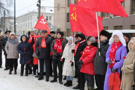 Коммунисты Удмуртии отметили 102-ю годовщину со дня создания СССР, возложив цветы к памятнику В.И. Ленина