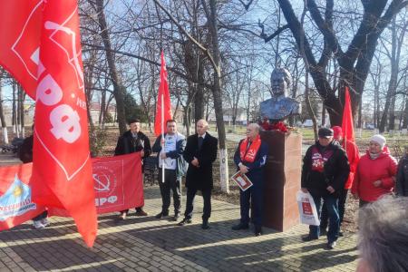 Активисты краснодарского краевого и Адыгейского республиканского отделений КПРФ провели акцию в честь Дня рождения И.В. Сталина