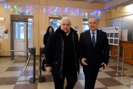 Делегация КПРФ во главе с К.К. Тайсаевым работает на Донбассе