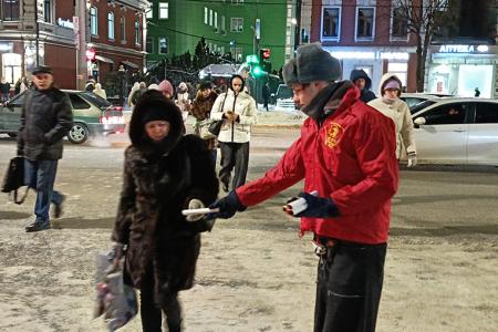 Стартовала традиционная акция коммунистов города Иваново «Дед Мороз и Снегурочка»