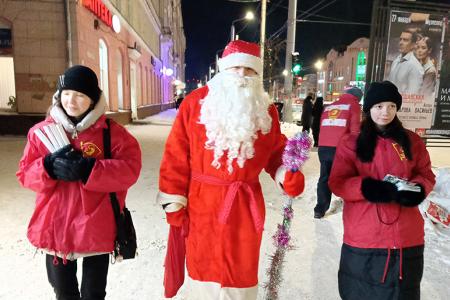 Стартовала традиционная акция коммунистов города Иваново «Дед Мороз и Снегурочка»