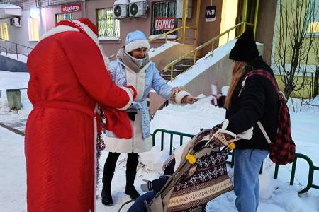Стартовала традиционная акция коммунистов города Иваново «Дед Мороз и Снегурочка»