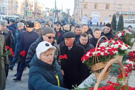 Рязанские коммунисты приняли участие в возложении цветов к Вечному огню на площади Победы