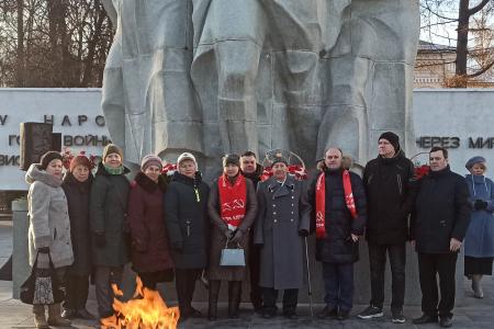 Рязанские коммунисты приняли участие в возложении цветов к Вечному огню на площади Победы