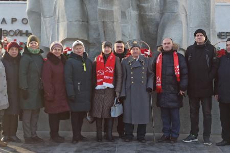 Рязанские коммунисты приняли участие в возложении цветов к Вечному огню на площади Победы
