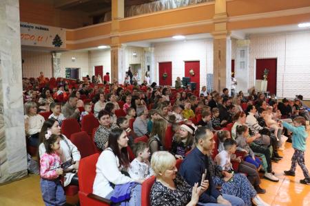 Лидер волгоградских коммунистов Тамара Головачева передала новогодние подарки юным жителям Ворошиловского района