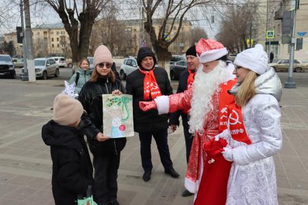 Волгоградская область. КПРФ проводит акцию «Красный Дед Мороз»