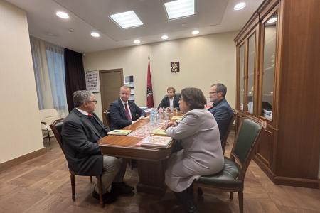 «Нам по пути». В Мосгордуме прошла встреча коммунистов с Луисом Карлосом Престесом младшим