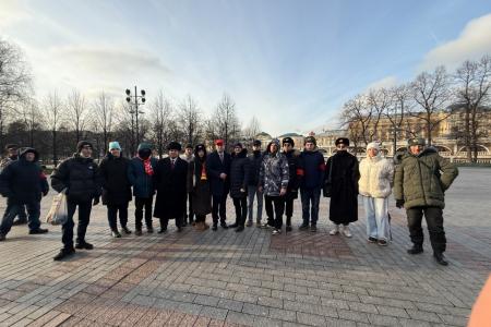 Комсомольцы Московского областного отделения ЛКСМ РФ приняли участие в возложении цветов к Могиле Неизвестного Солдата на Красной площади
