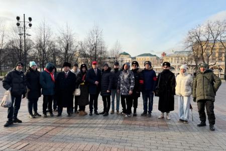Комсомольцы Московского областного отделения ЛКСМ РФ приняли участие в возложении цветов к Могиле Неизвестного Солдата на Красной площади