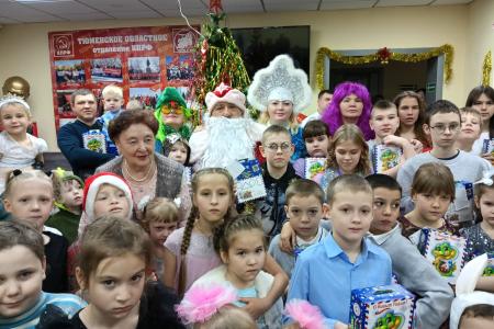 КПРФ подарит 2000 новогодних подарков самым маленьким жителям Тюменской области