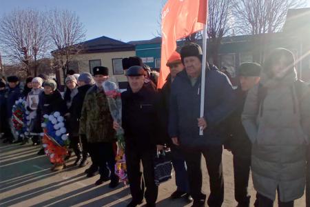 Воронежская область. Цветы к бюсту И.В. Сталина в День освобождения Кантемировки от немецко-фашистских захватчиков