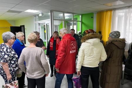 Белгородская область. Коммунисты и комсомольцы оказывают гуманитарную помощь беженцам