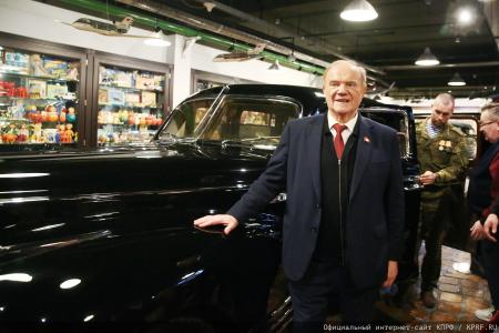 Г.А. Зюганов: "За нашу Победу!". Лидер КПРФ наградил пчеловодов – участников СВО