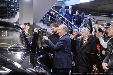 Г.А. Зюганов: "За нашу Победу!". Лидер КПРФ наградил пчеловодов – участников СВО