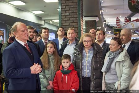 Г.А. Зюганов: "За нашу Победу!". Лидер КПРФ наградил пчеловодов – участников СВО