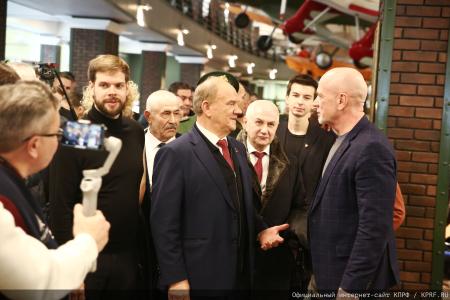 Г.А. Зюганов: "За нашу Победу!". Лидер КПРФ наградил пчеловодов – участников СВО