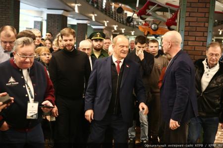 Г.А. Зюганов: "За нашу Победу!". Лидер КПРФ наградил пчеловодов – участников СВО