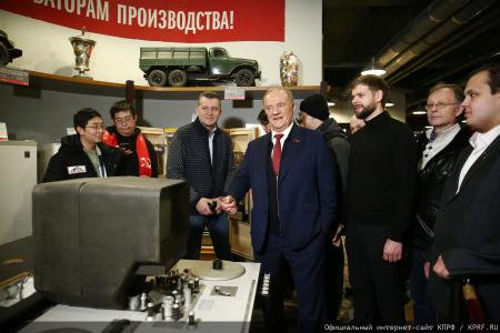 Г.А. Зюганов: "За нашу Победу!". Лидер КПРФ наградил пчеловодов – участников СВО