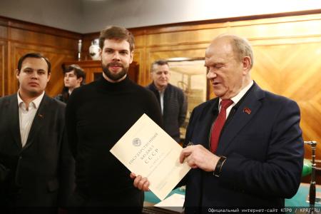 Г.А. Зюганов: "За нашу Победу!". Лидер КПРФ наградил пчеловодов – участников СВО