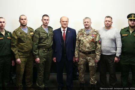 Г.А. Зюганов: "За нашу Победу!". Лидер КПРФ наградил пчеловодов – участников СВО